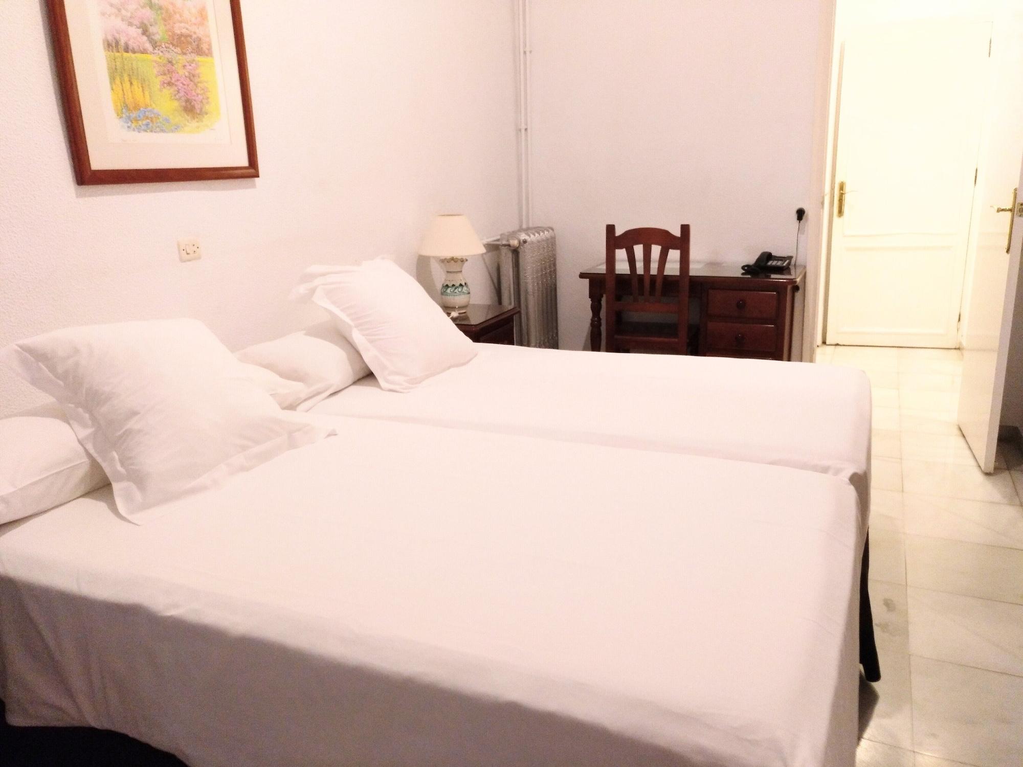 Simon Hotel *